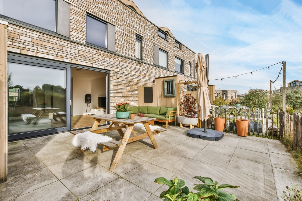 Comment poser une dalle de terrasse en pierre : guide pas à pas